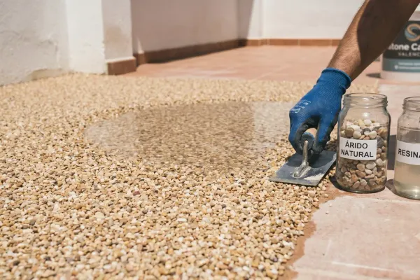 Aplicación de stone carpet con llana: árido natural y resina en el suelo